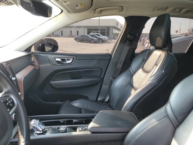 2023 Volvo XC60 Ultimate Bright Theme