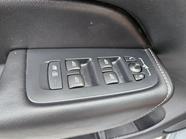 2024 Volvo XC60 Ultimate Dark Theme