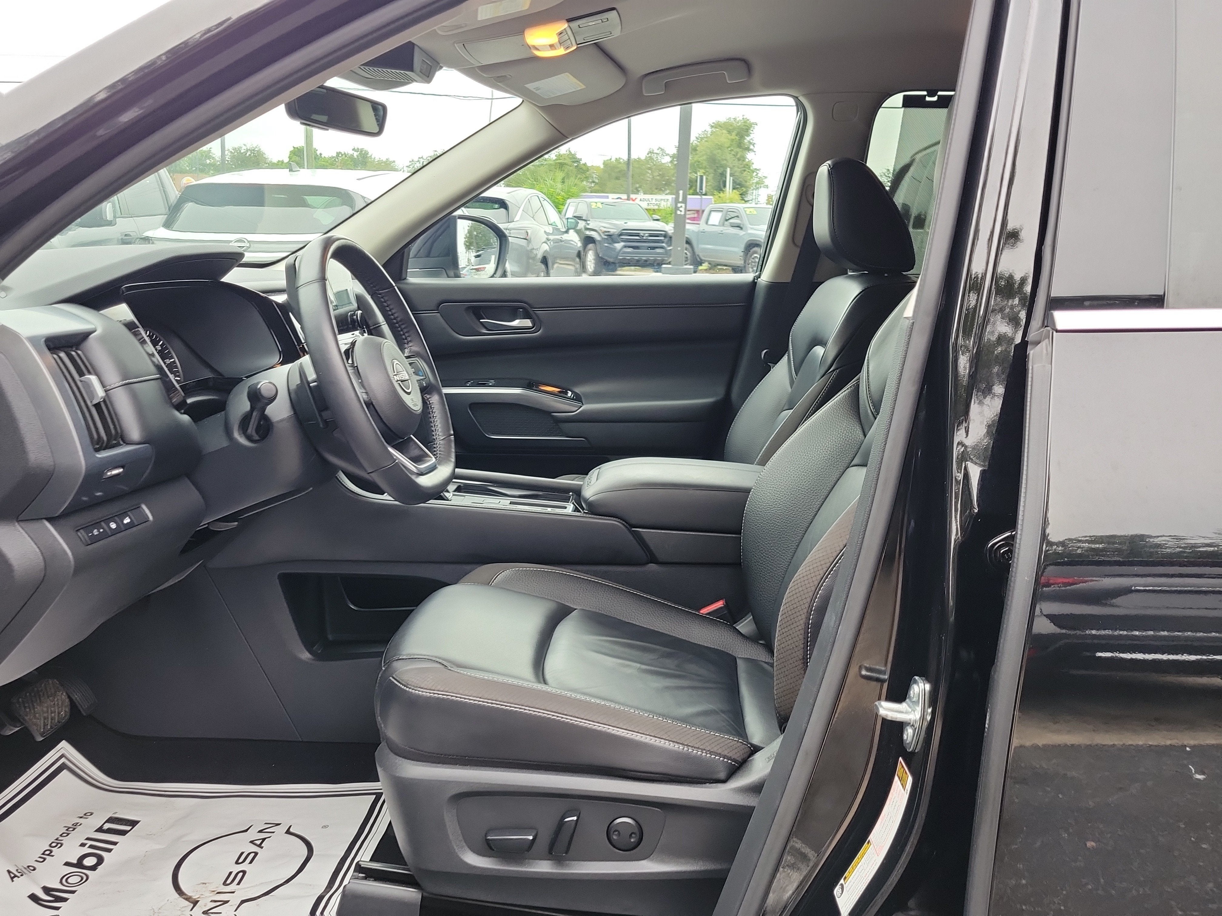 2025 Nissan Pathfinder SL
