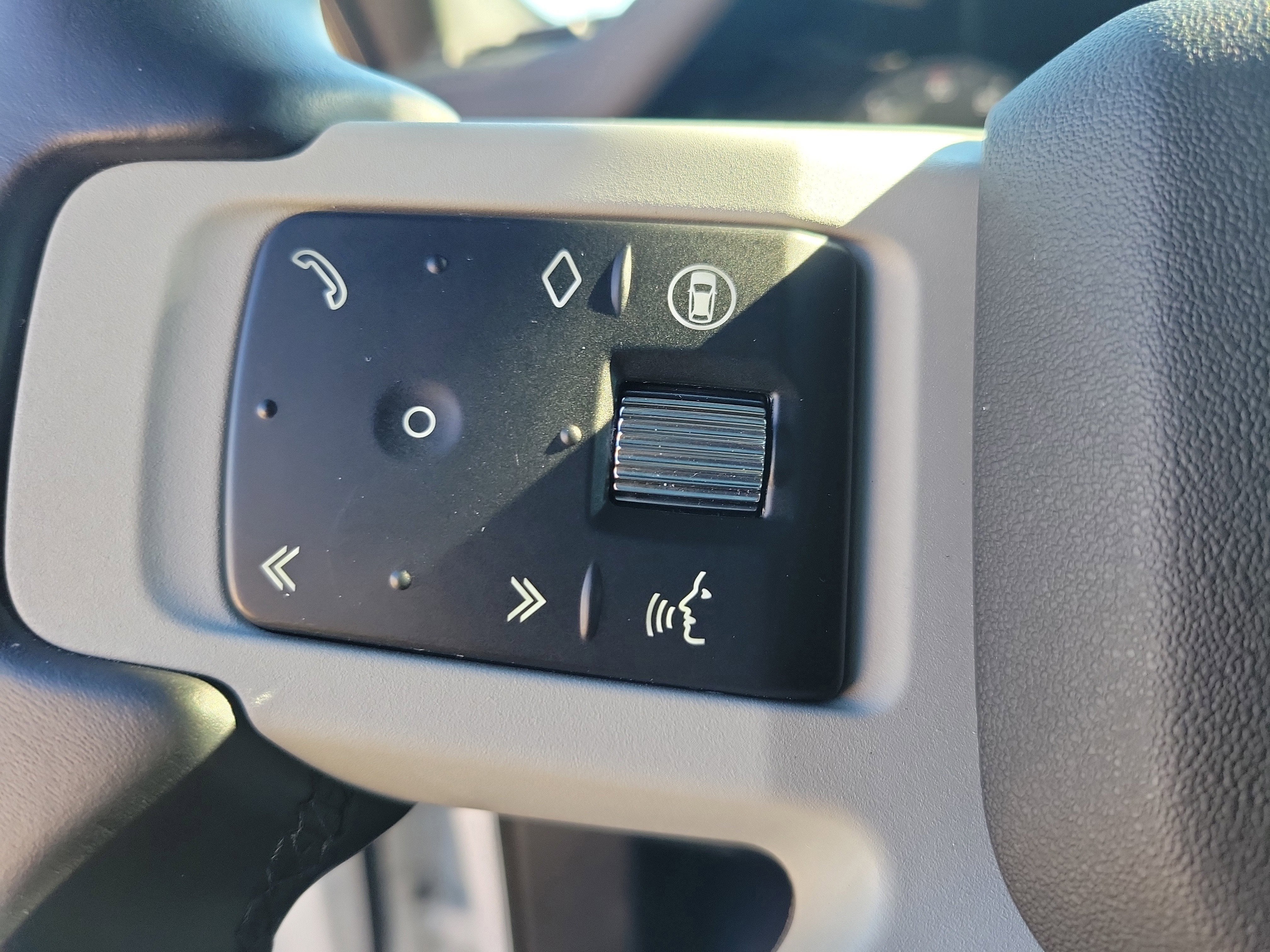 2024 Land Rover Defender X-Dynamic SE