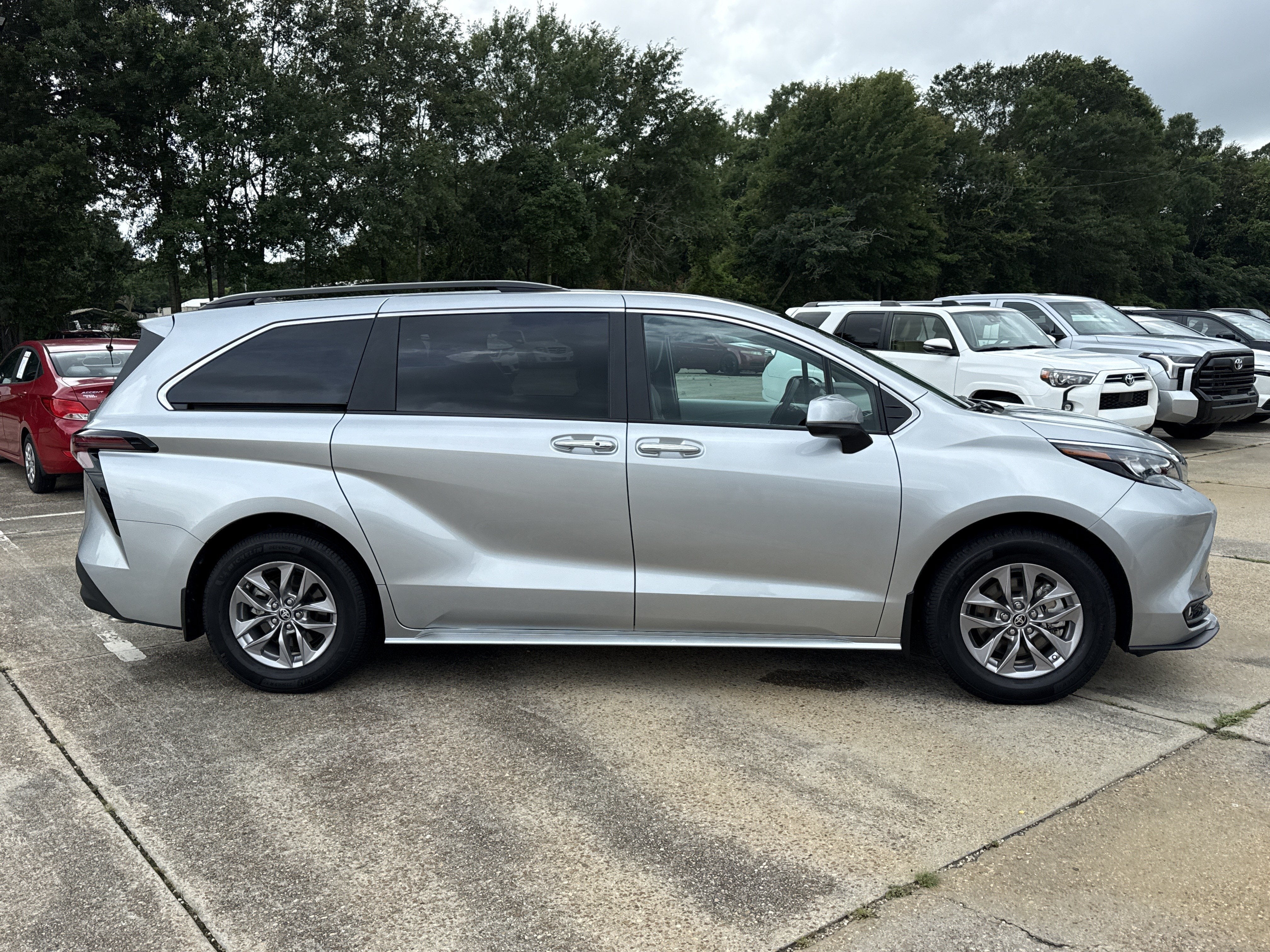 2025 Toyota Sienna Base