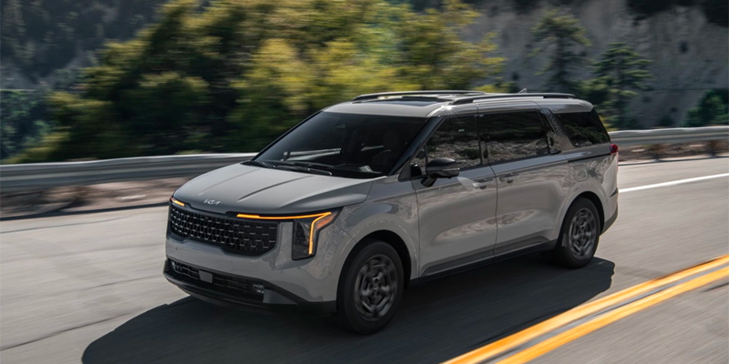 2025 Kia Carnival driving on road