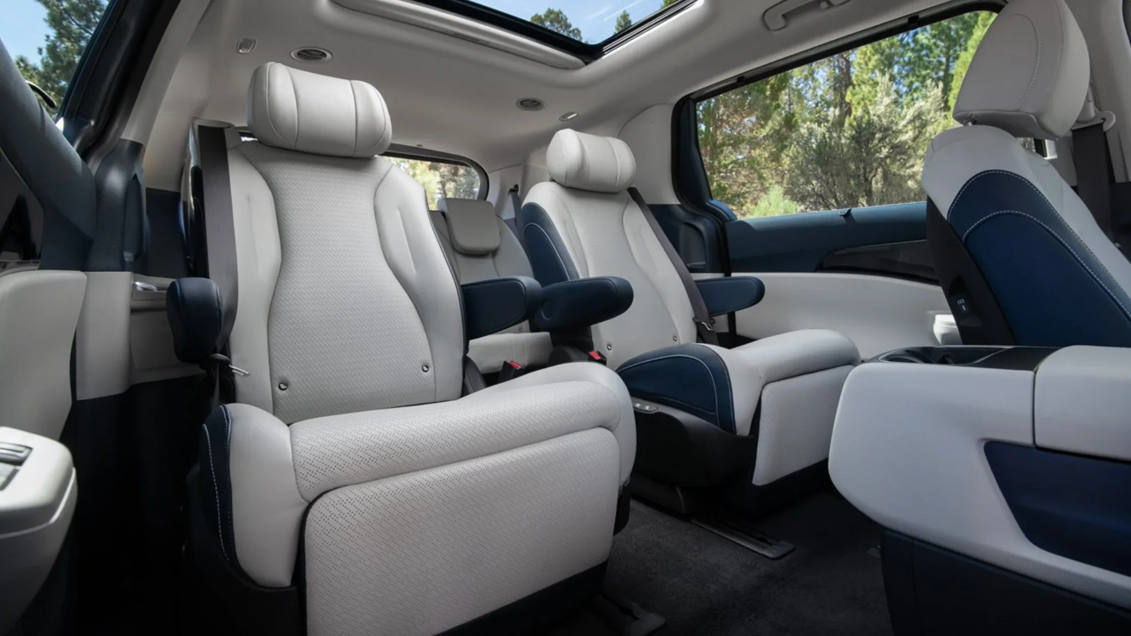 Second-row seating in the 2026 Kia Carnival HEV featuring premium leather captain’s chairs
